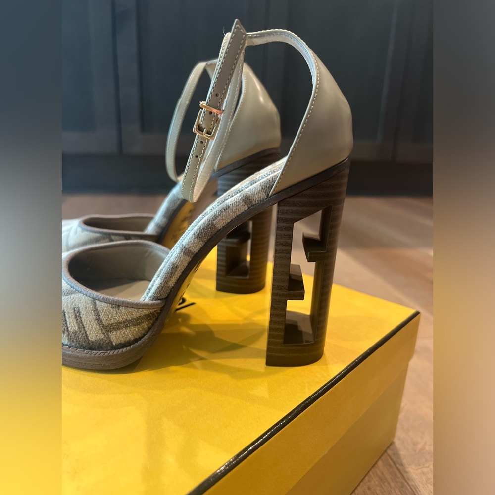 🔹 Fendi Jaquard  Velvet Heels, 7 1/2 - Picture 4 of 13